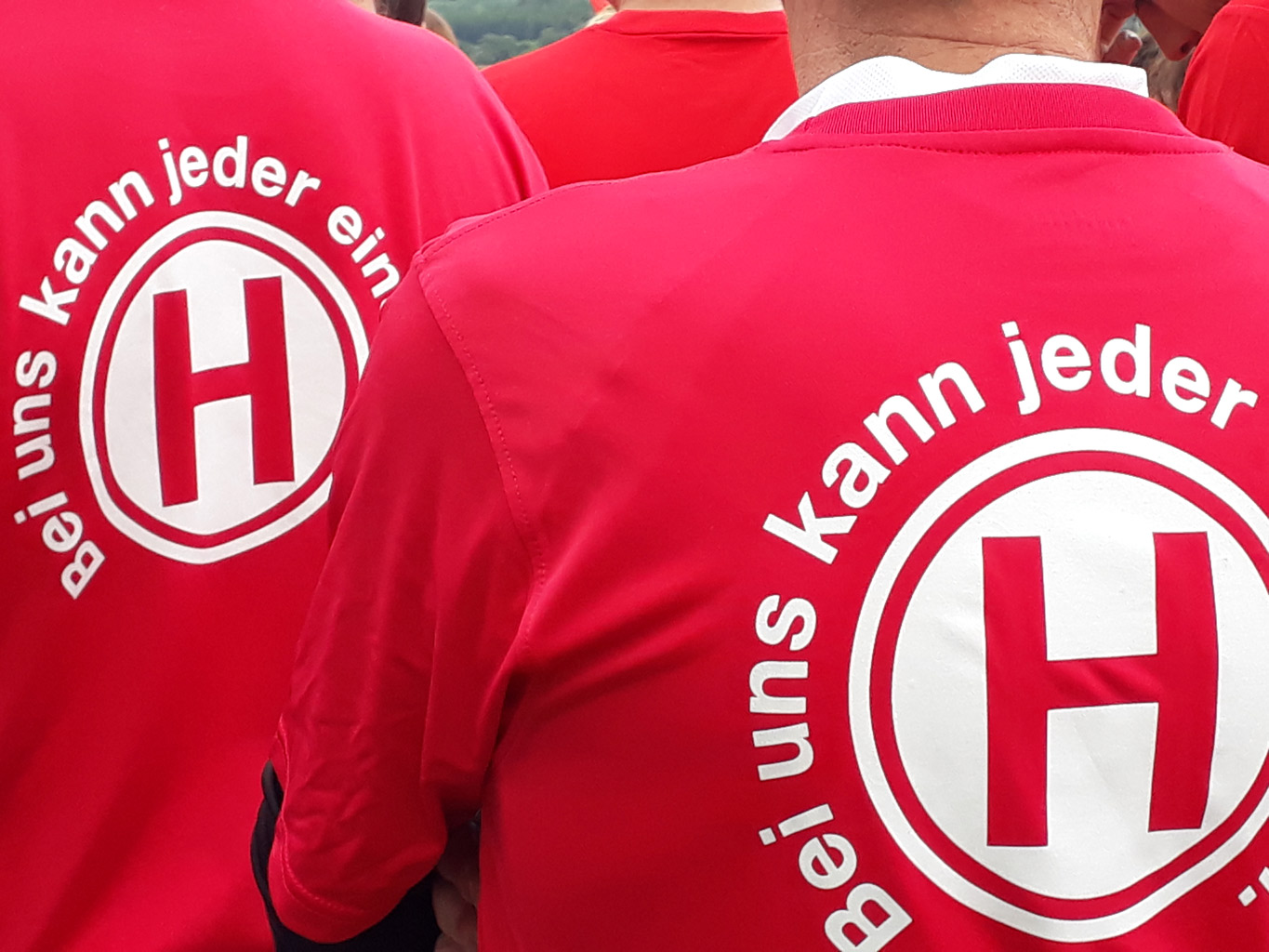 Bilder der Trikots der Mitarbeiter beim Firmenlauf.